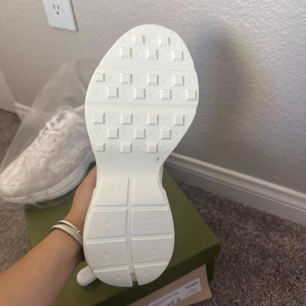 Gucci White Sneakers Luxurious Comfort Style - Picture 3 of 4